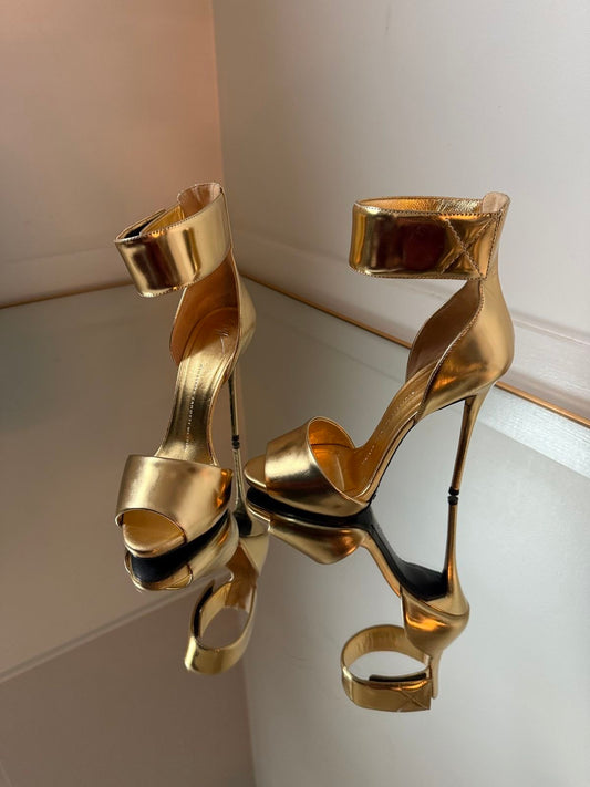 GOLD HEELS